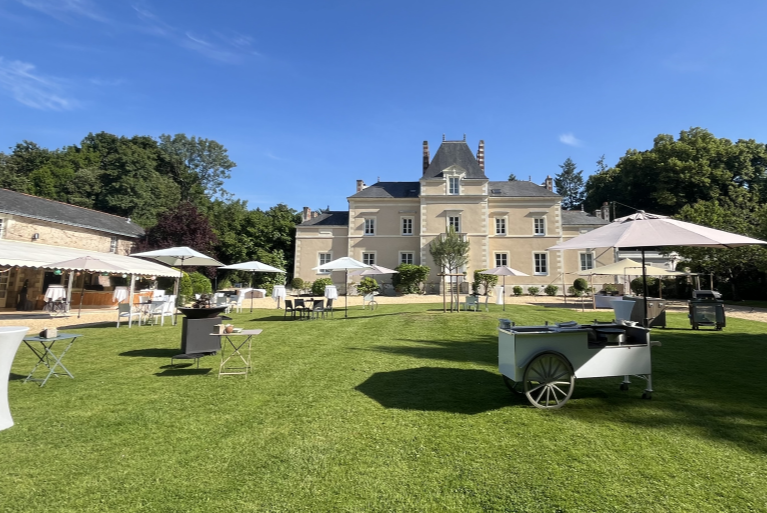 Cocktail au pied du château de la Pigossière